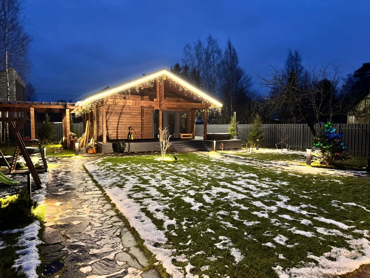 Зимнее украшение участка.